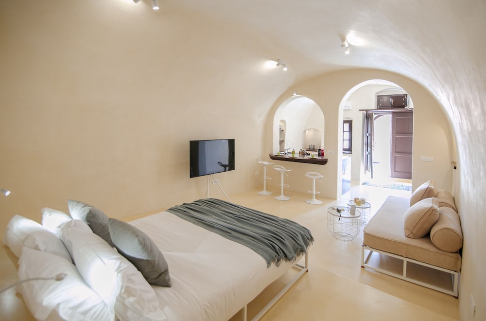 Azalea Houses — Hotel rooms in Oia, South Aegean