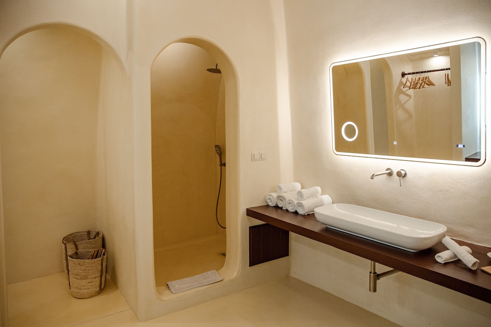 Azalea Houses — Hotel rooms in Oia, South Aegean