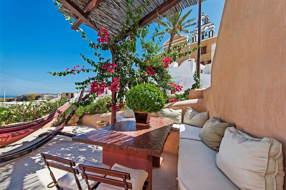 Azalea Houses — Hotel building in Oia, South Aegean