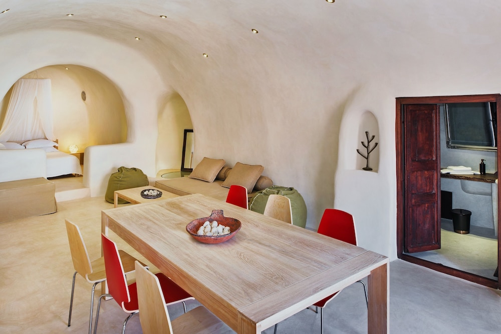 Azalea Houses — Hotel rooms in Oia, South Aegean