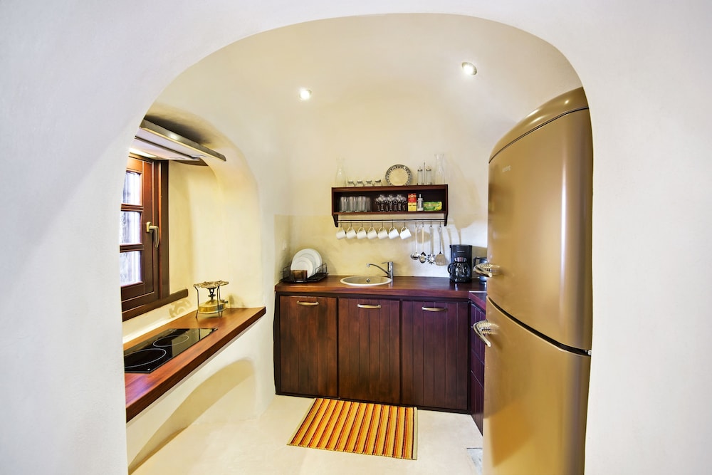 Azalea Houses — Hotel rooms in Oia, South Aegean
