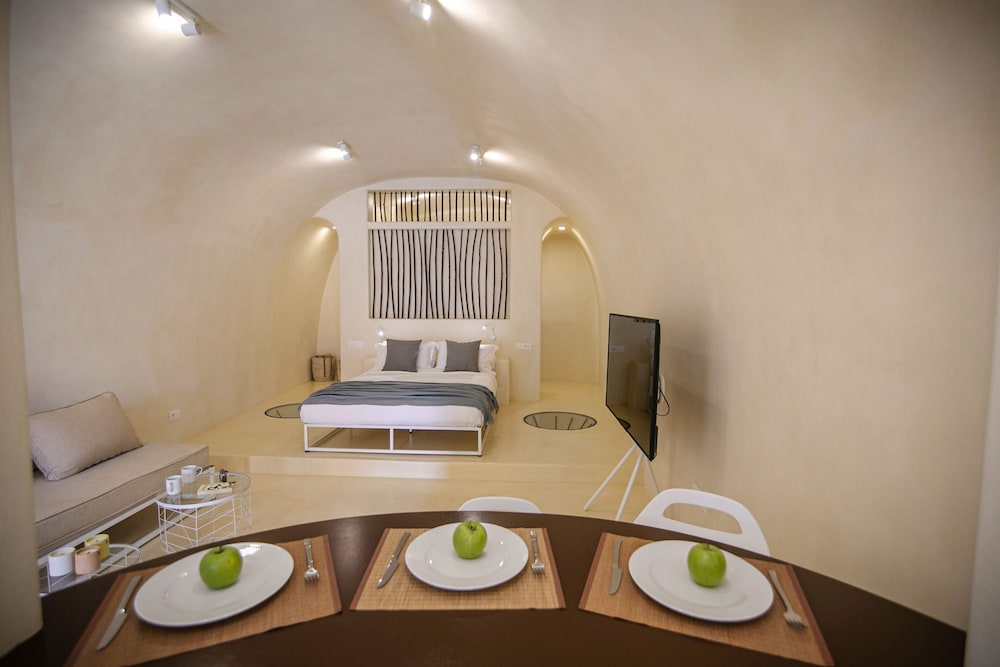 Azalea Houses — Hotel rooms in Oia, South Aegean