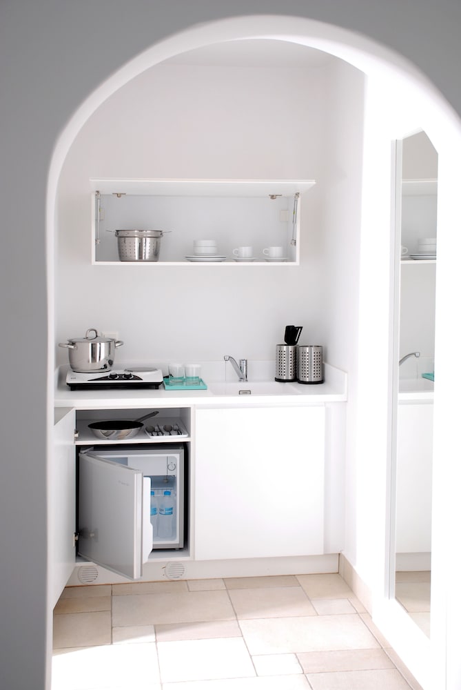 Aqua Blue Hotel — Hotel rooms in Perissa, South Aegean