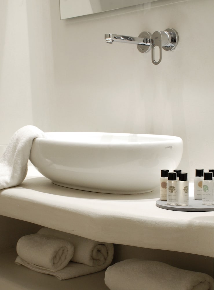 Aqua Blue Hotel — Hotel rooms in Perissa, South Aegean