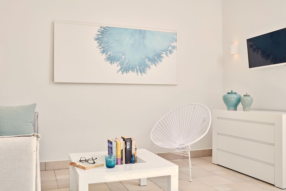 Aqua Blue Hotel — Hotel rooms in Perissa, South Aegean