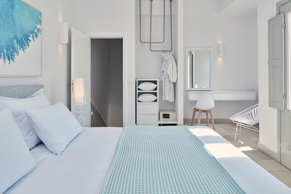 Aqua Blue Hotel — Hotel rooms in Perissa, South Aegean