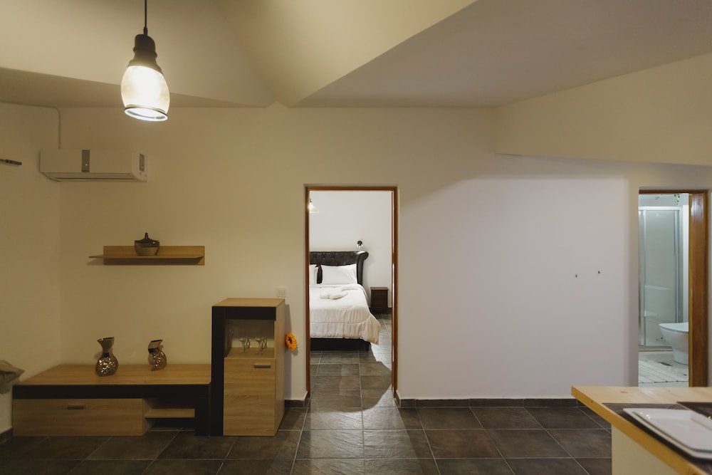 Stellatos House — Hotel rooms in Poros, Ionian Islands