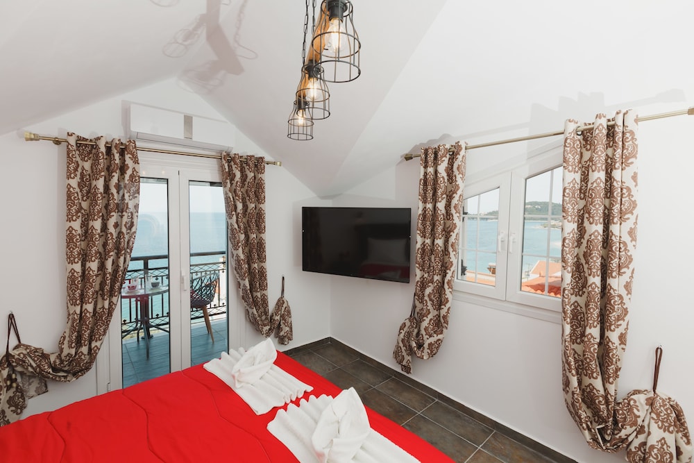 Stellatos House — Hotel rooms in Poros, Ionian Islands