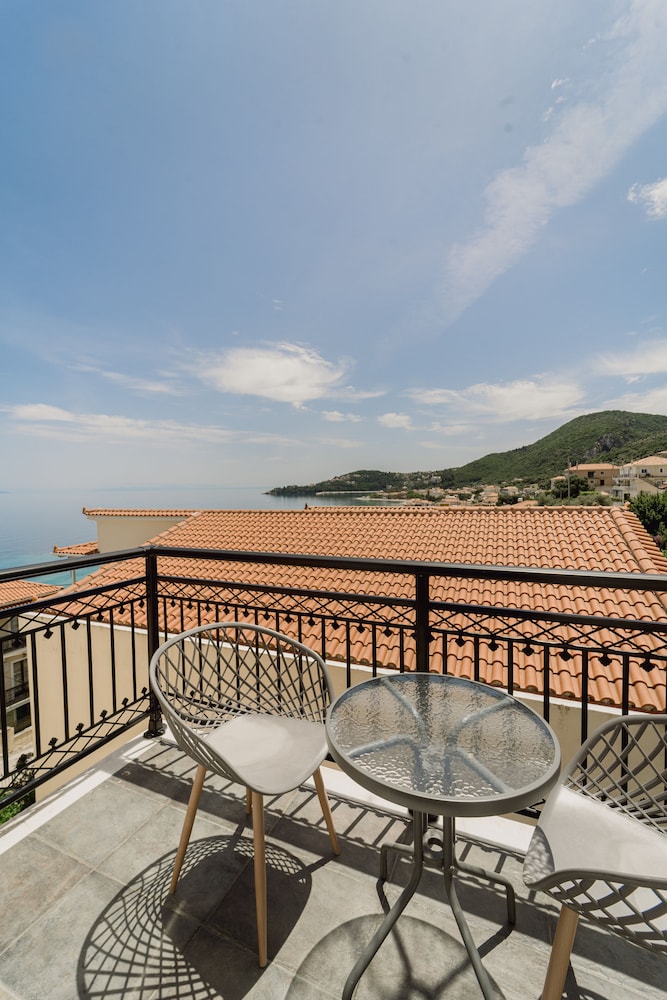 Stellatos House — Hotel rooms in Poros, Ionian Islands