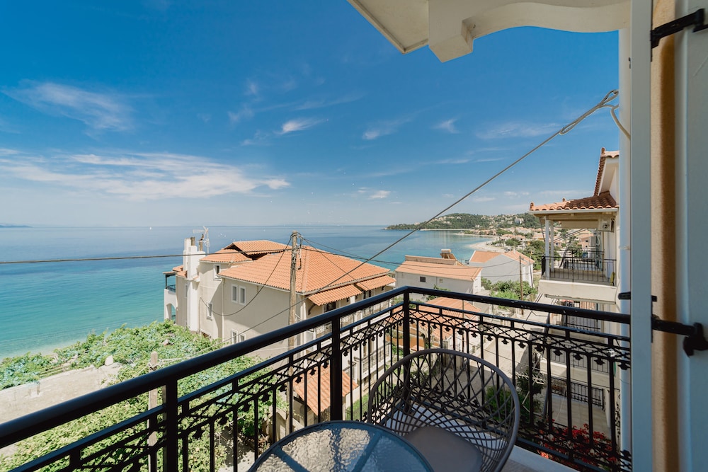 Stellatos House — Hotel rooms in Poros, Ionian Islands