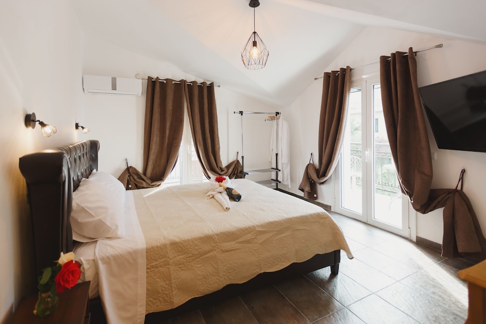 Stellatos House — Hotel rooms in Poros, Ionian Islands
