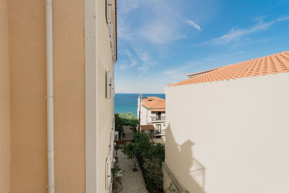 Stellatos House — Hotel rooms in Poros, Ionian Islands