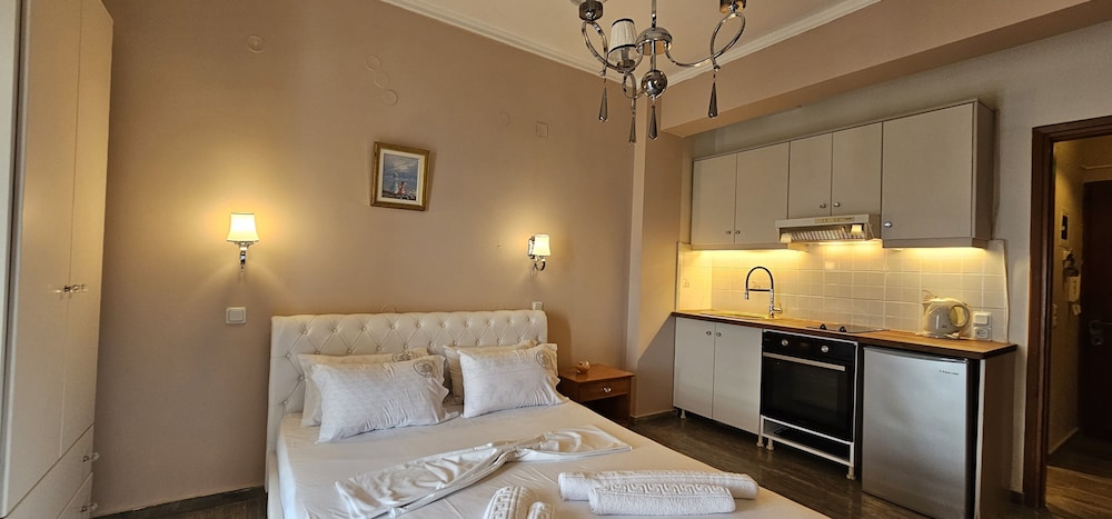 Stellatos House — Hotel rooms in Poros, Ionian Islands