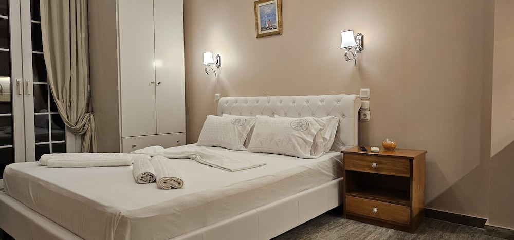 Stellatos House — Hotel rooms in Poros, Ionian Islands