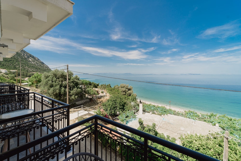 Stellatos House — Beach in Poros, Ionian Islands