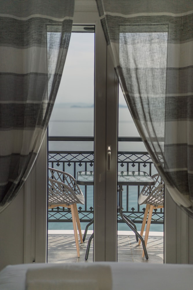Stellatos House — Hotel rooms in Poros, Ionian Islands
