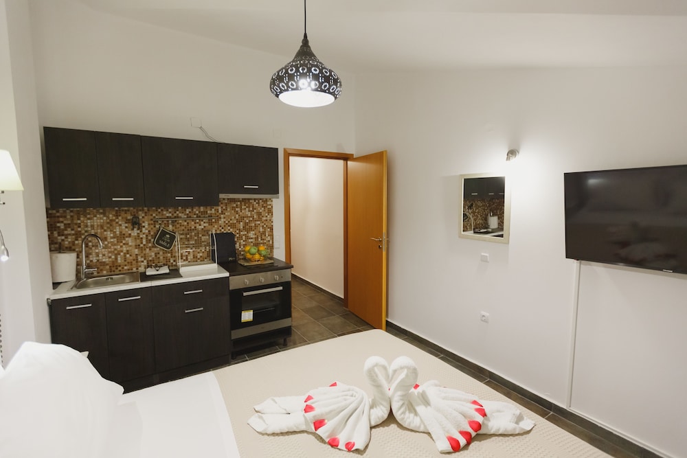 Stellatos House — Hotel rooms in Poros, Ionian Islands