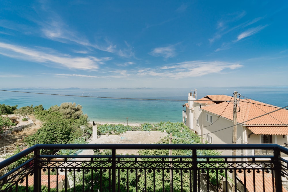 Stellatos House — Hotel rooms in Poros, Ionian Islands