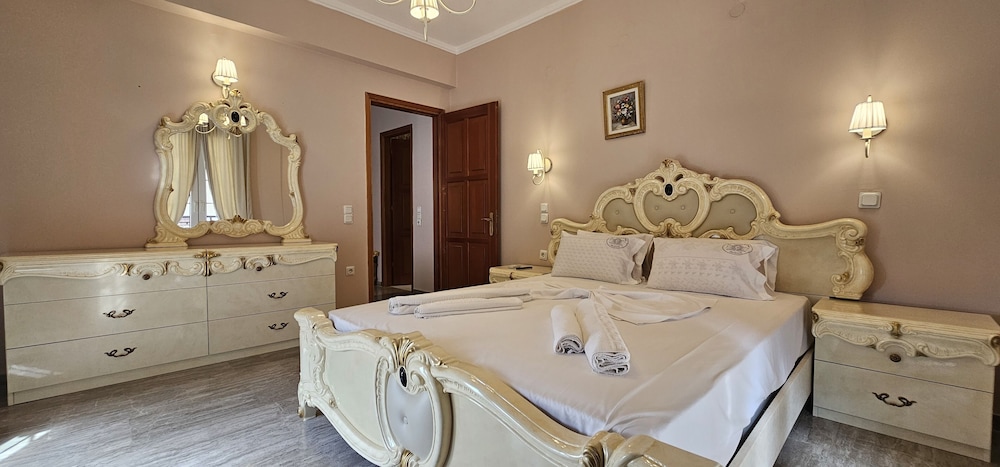 Stellatos House — Hotel rooms in Poros, Ionian Islands