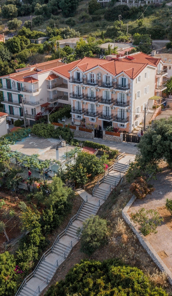 Stellatos House — Hotel building in Poros, Ionian Islands