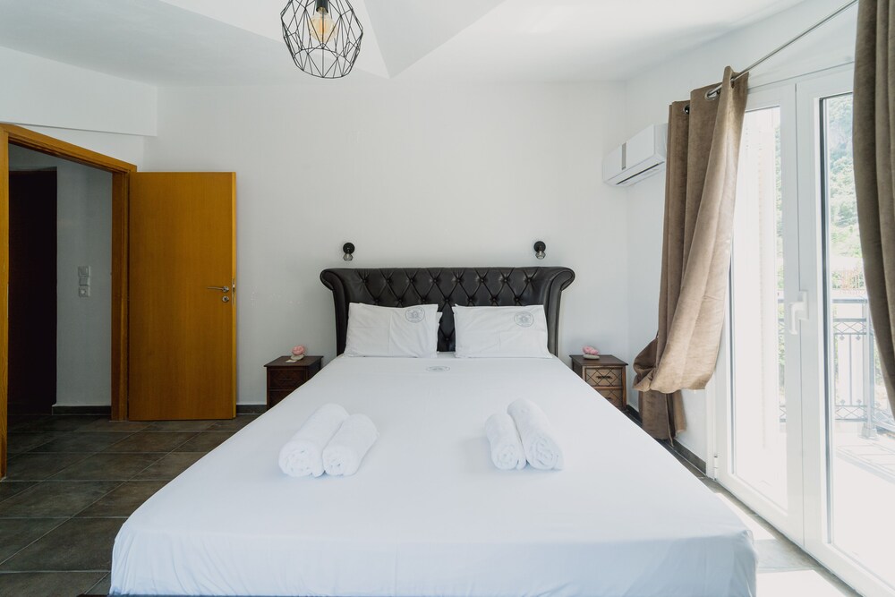 Stellatos House — Hotel rooms in Poros, Ionian Islands