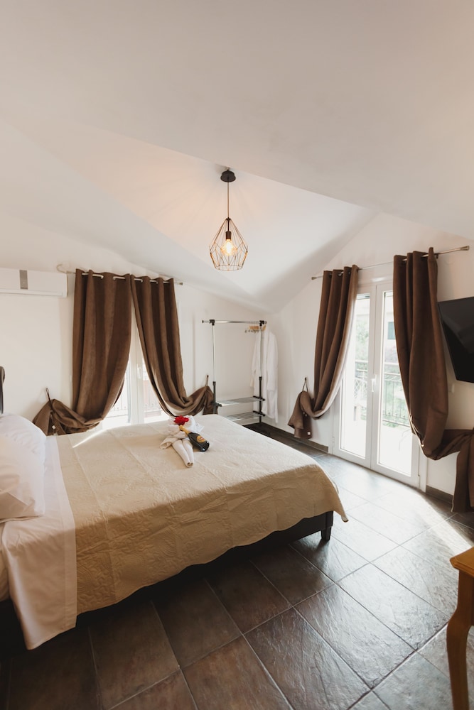 Stellatos House — Hotel rooms in Poros, Ionian Islands