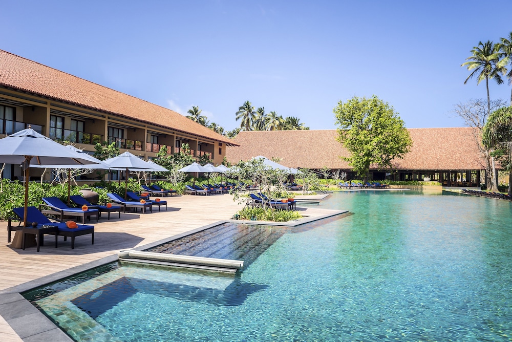 Anantara Kalutara Resort — Swimming pool in Kalutara