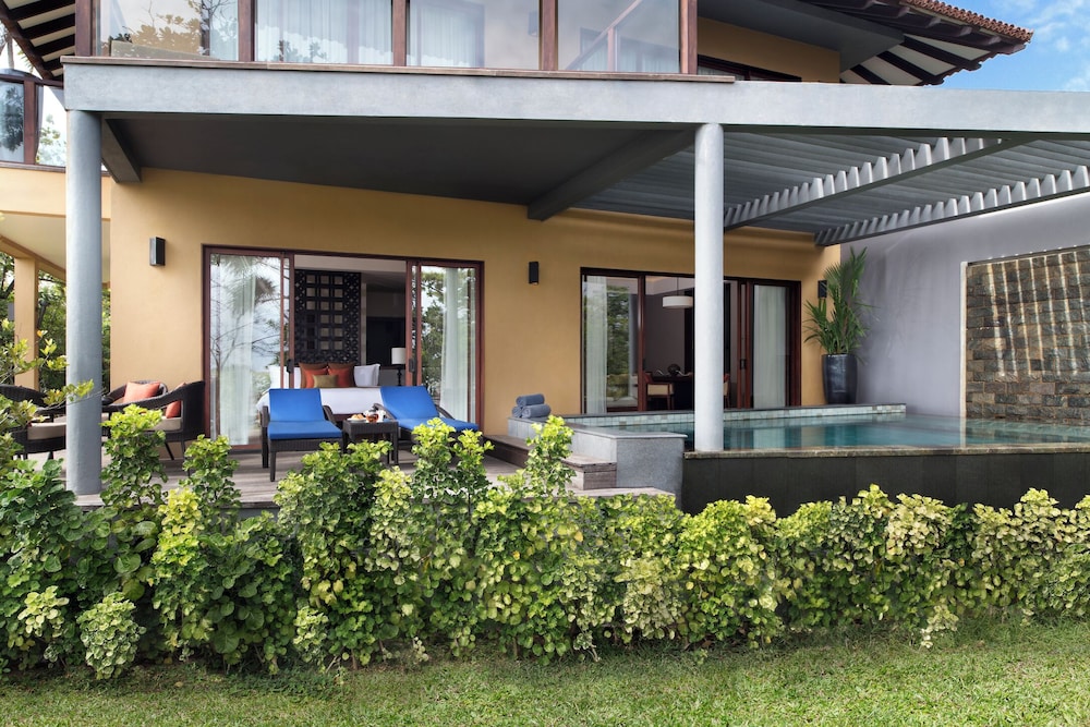 Anantara Kalutara Resort — Hotel building in Kalutara