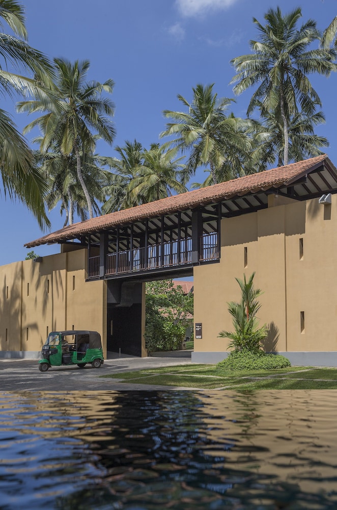 Anantara Kalutara Resort — Hotel building in Kalutara
