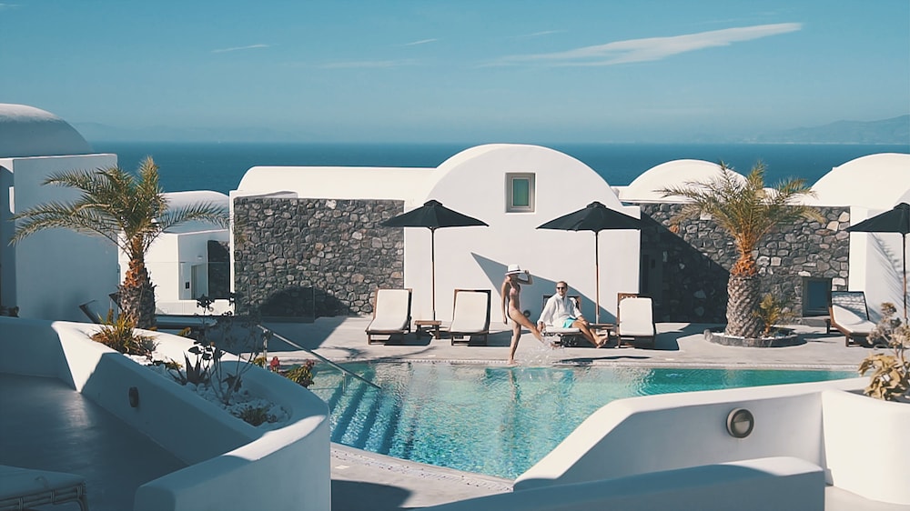 Santo Pure Oia Suites & Villas — Swimming pool in Oia, South Aegean