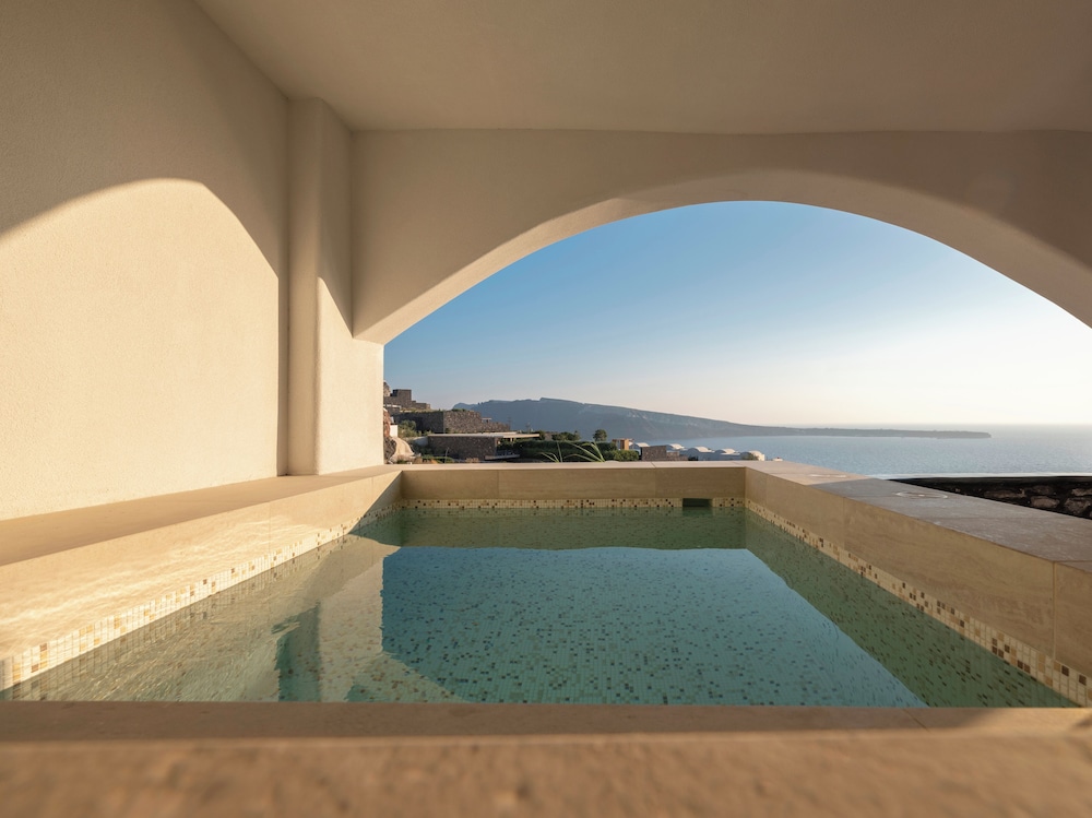 Santo Pure Oia Suites & Villas — Swimming pool in Oia, South Aegean