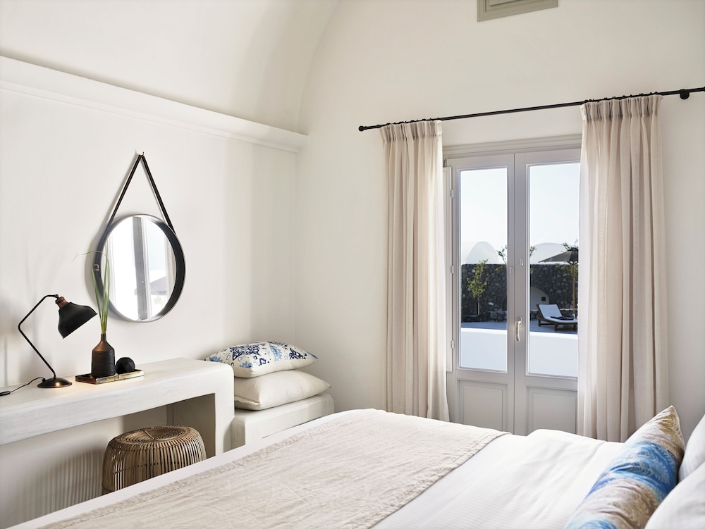 Santo Pure Oia Suites & Villas — Hotel rooms in Oia, South Aegean