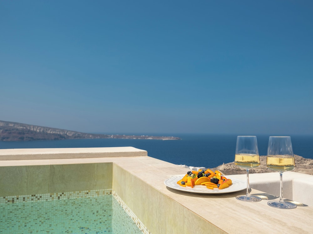 Santo Pure Oia Suites & Villas — Swimming pool in Oia, South Aegean