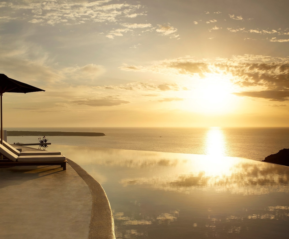 Santo Pure Oia Suites & Villas — Swimming pool in Oia, South Aegean