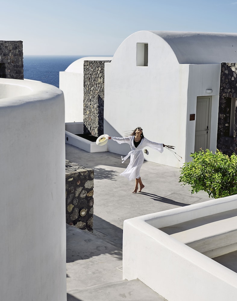 Santo Pure Oia Suites & Villas — Hotel building in Oia, South Aegean