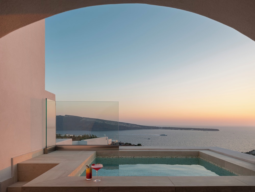 Santo Pure Oia Suites & Villas — Swimming pool in Oia, South Aegean