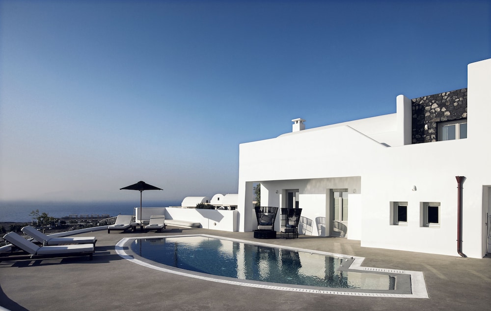 Santo Pure Oia Suites & Villas — Swimming pool in Oia, South Aegean