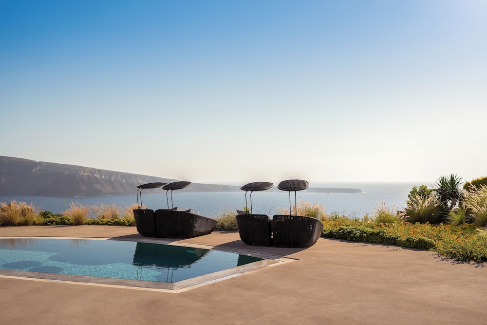 Santo Pure Oia Suites & Villas — Swimming pool in Oia, South Aegean