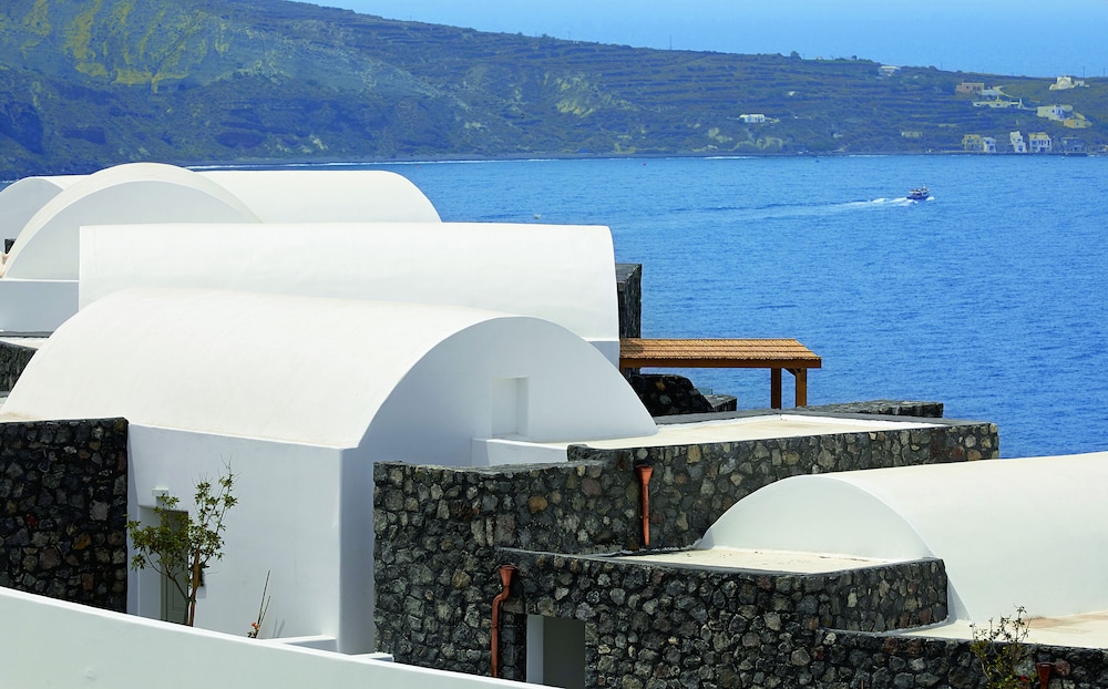 Santo Pure Oia Suites & Villas — Hotel building in Oia, South Aegean