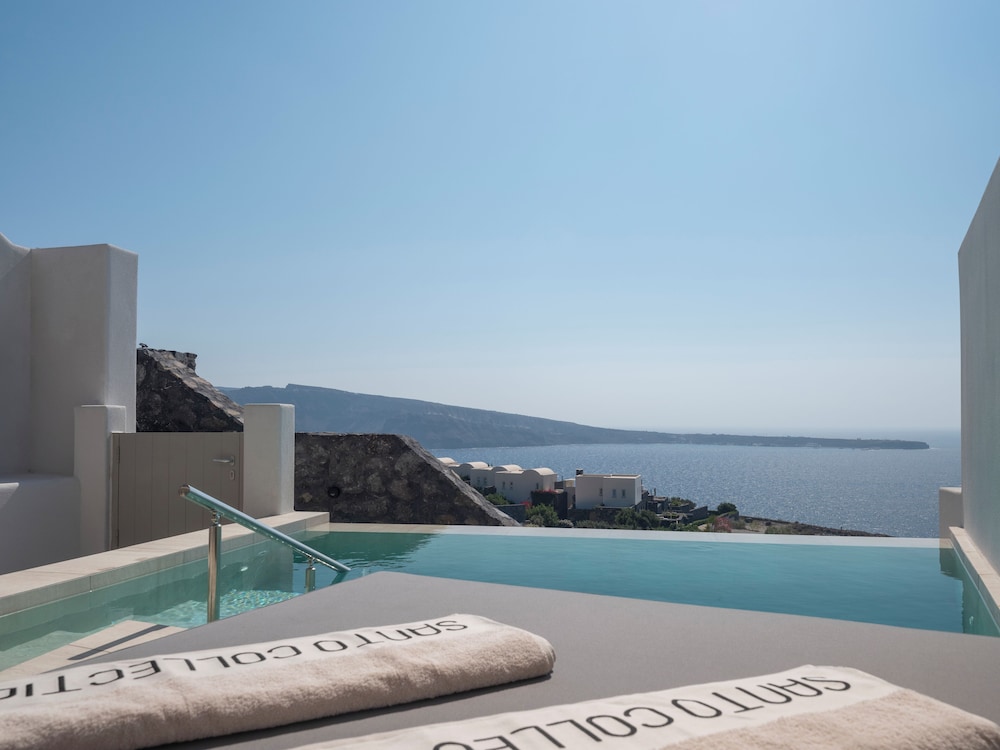 Santo Pure Oia Suites & Villas — Swimming pool in Oia, South Aegean
