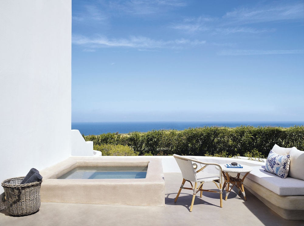 Santo Pure Oia Suites & Villas — Swimming pool in Oia, South Aegean