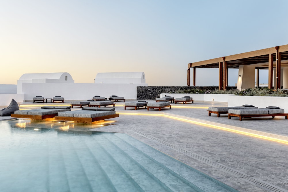 Santo Pure Oia Suites & Villas — Swimming pool in Oia, South Aegean