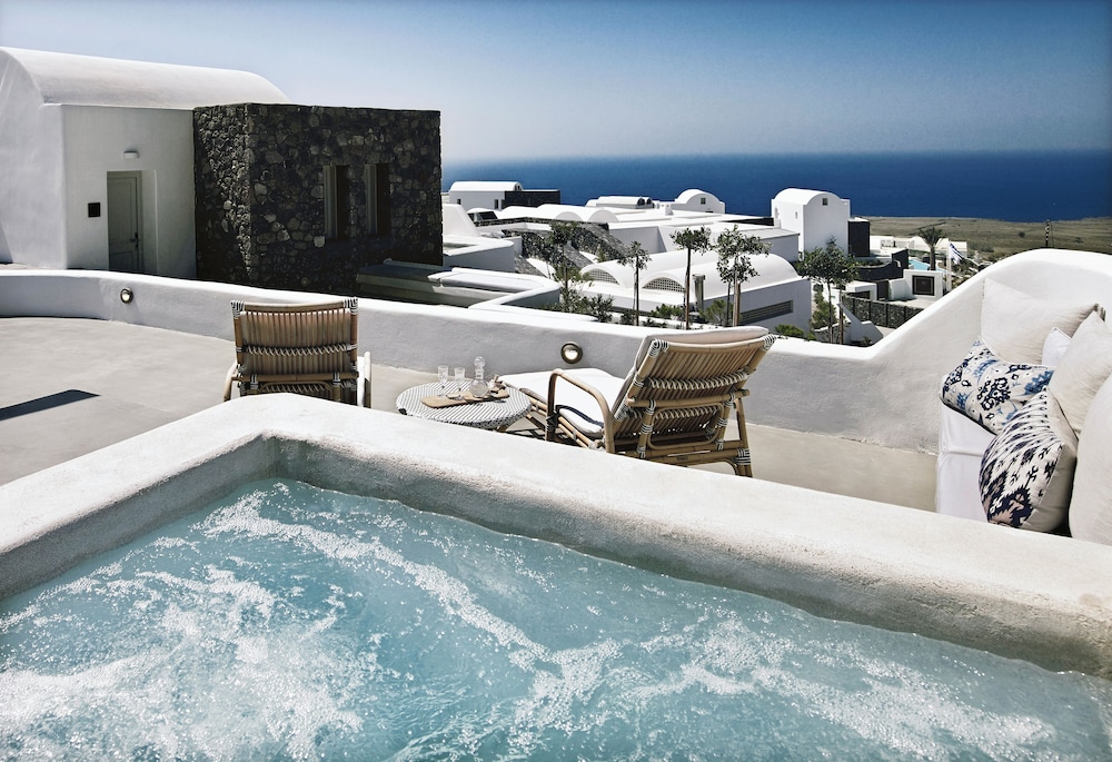 Santo Pure Oia Suites & Villas — Swimming pool in Oia, South Aegean