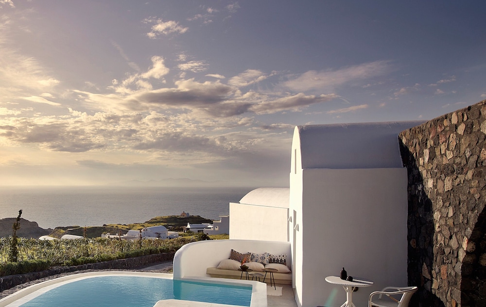 Santo Pure Oia Suites & Villas — Swimming pool in Oia, South Aegean