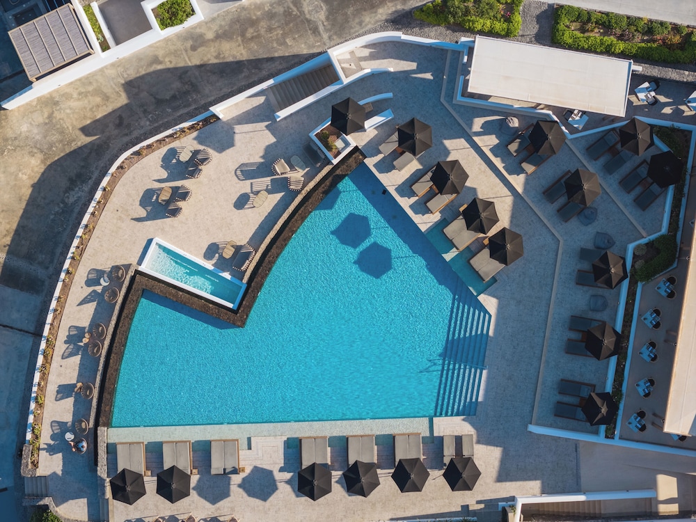 Santo Pure Oia Suites & Villas — Swimming pool in Oia, South Aegean