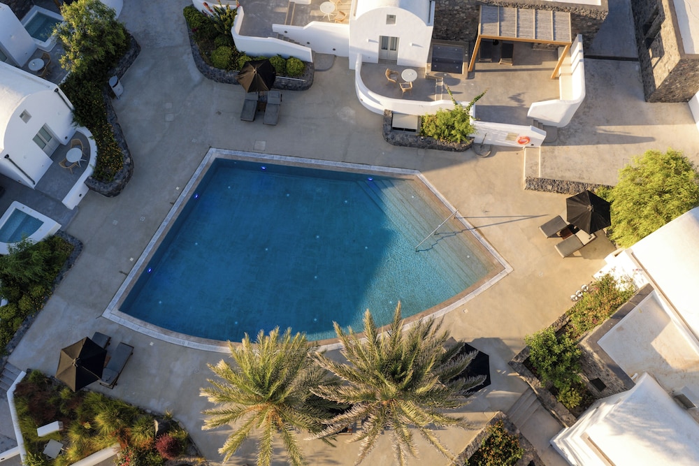 Santo Pure Oia Suites & Villas — Swimming pool in Oia, South Aegean