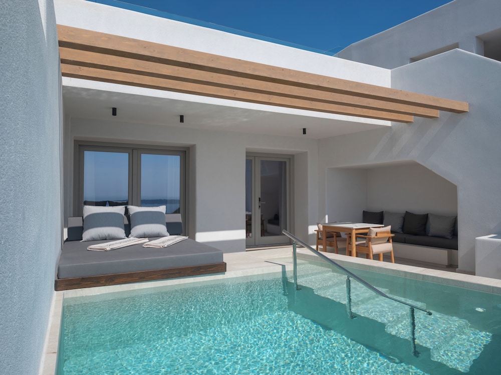 Santo Pure Oia Suites & Villas — Swimming pool in Oia, South Aegean