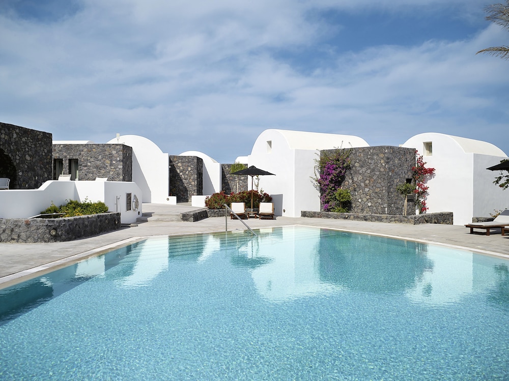 Santo Pure Oia Suites & Villas — Swimming pool in Oia, South Aegean