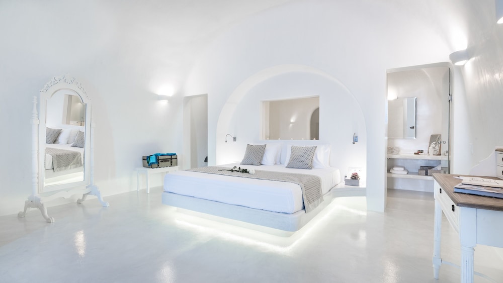 Maregio Suites — Hotel rooms in Oia, South Aegean