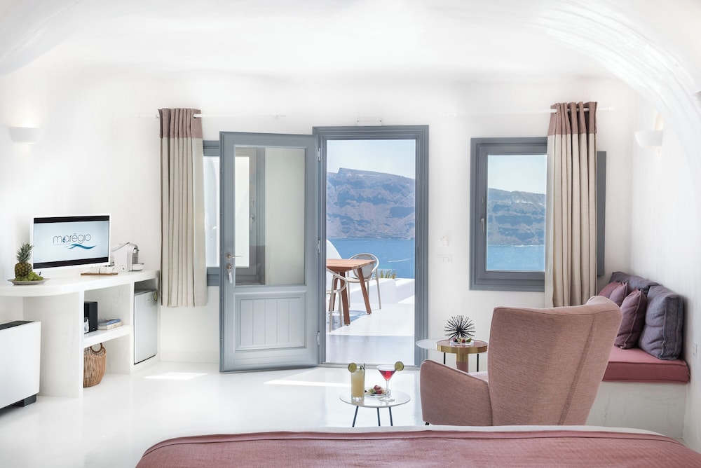 Maregio Suites — Hotel rooms in Oia, South Aegean
